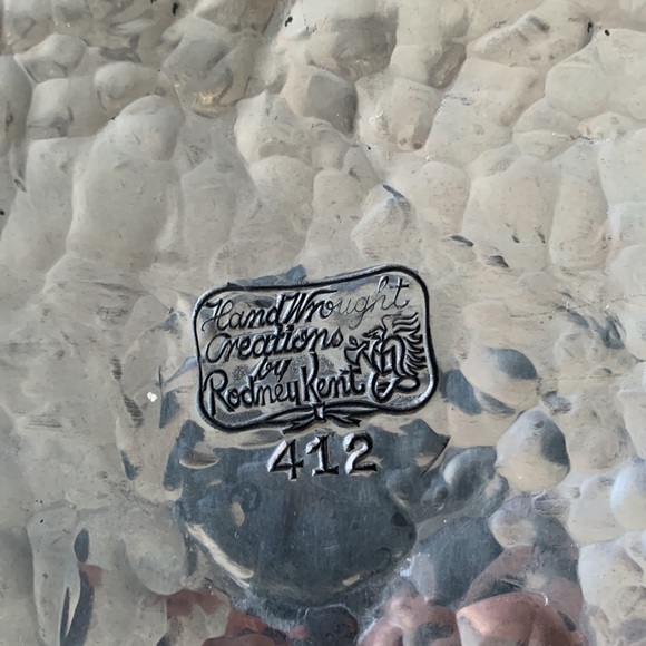 Vintage Rodney Kent Hammered Aluminum Tulip Tray with Serving Handles - Picture 7 of 8